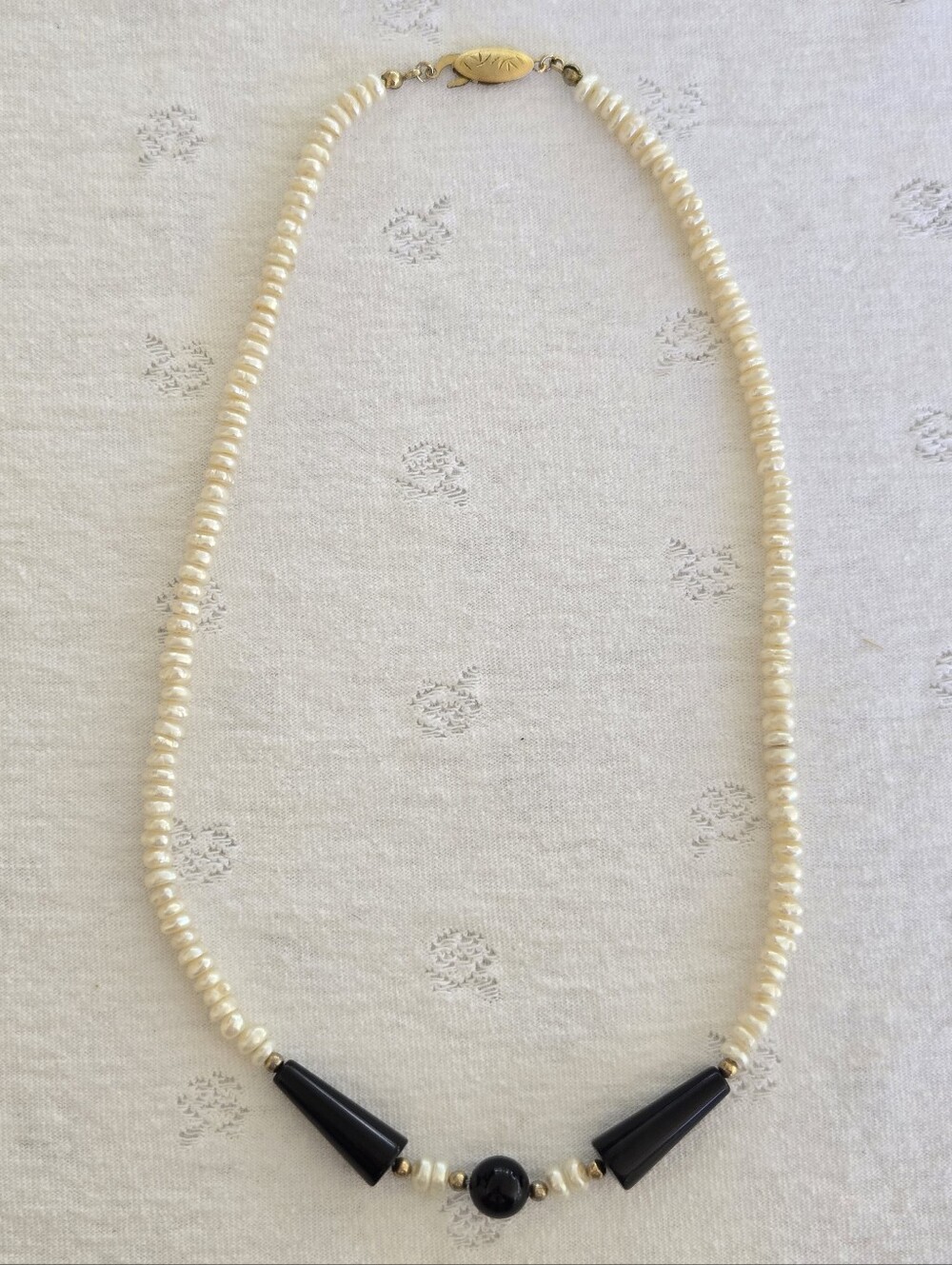 Classic Pearl Necklace with Black Onyx Accents Vintage Silver (gold-tone) Clasp